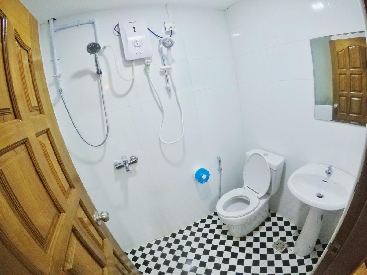 The Lodge Yangon Poshtel Extérieur photo