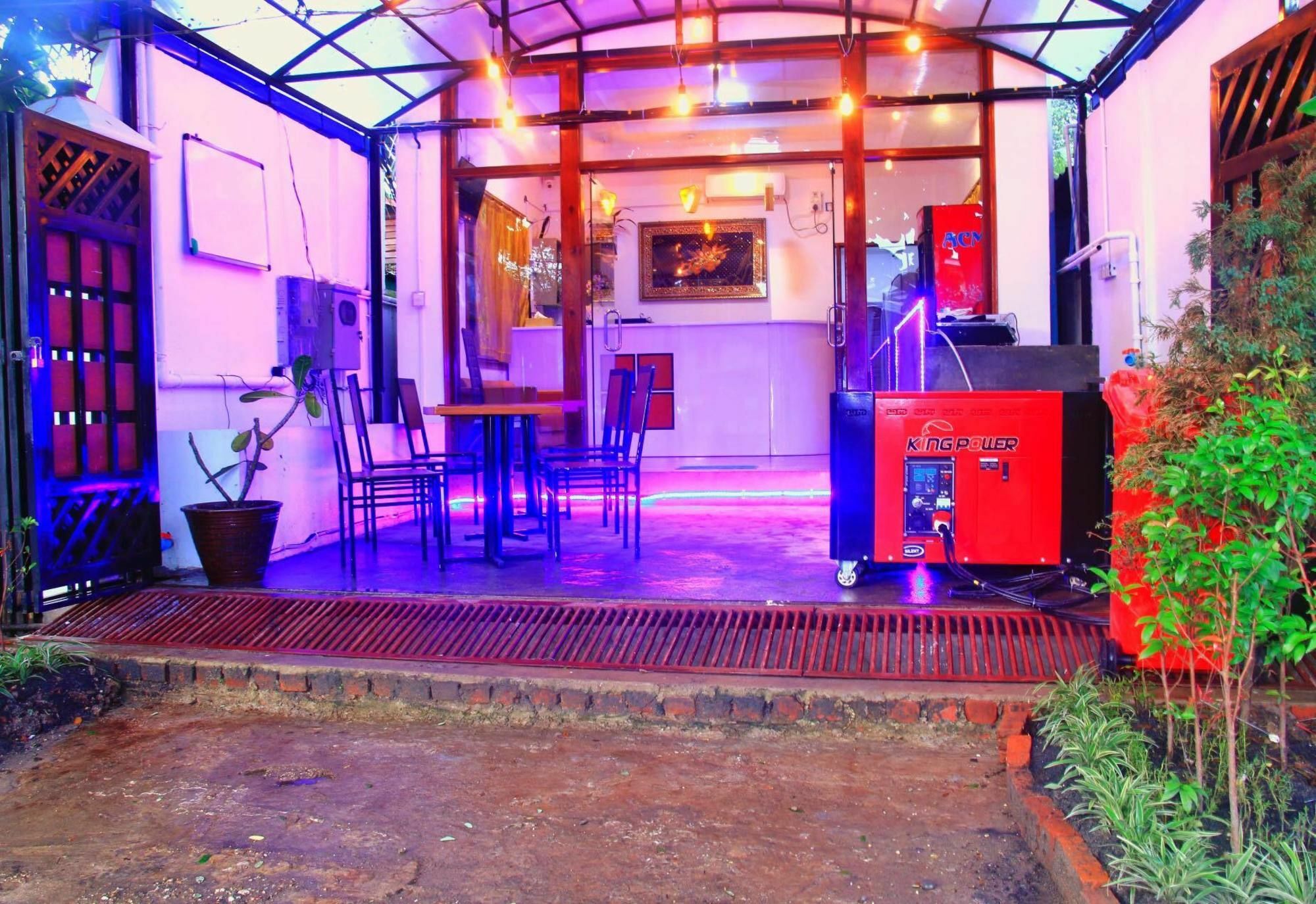 The Lodge Yangon Poshtel Extérieur photo